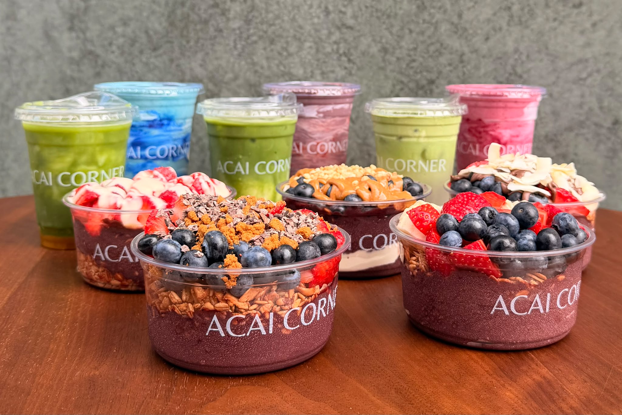 Bowls, Smoothies und Matcha von Acai Corner auf einem Tisch