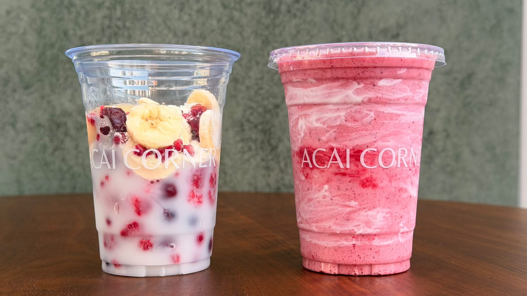 Smoothie und Becher mit Früchten