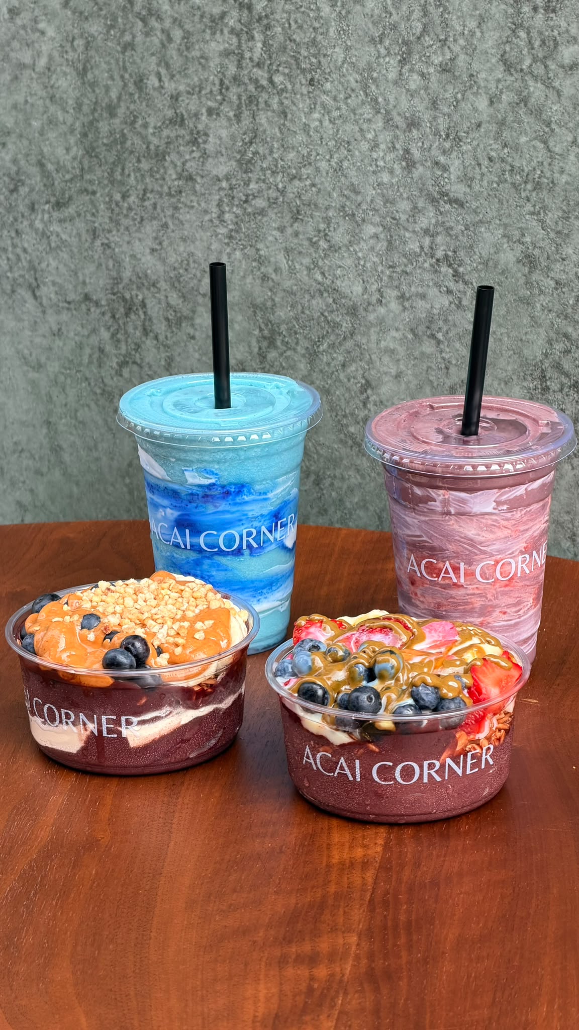 Zwei Smoothies und zwei Bowls von Acai Corner auf dem Tisch