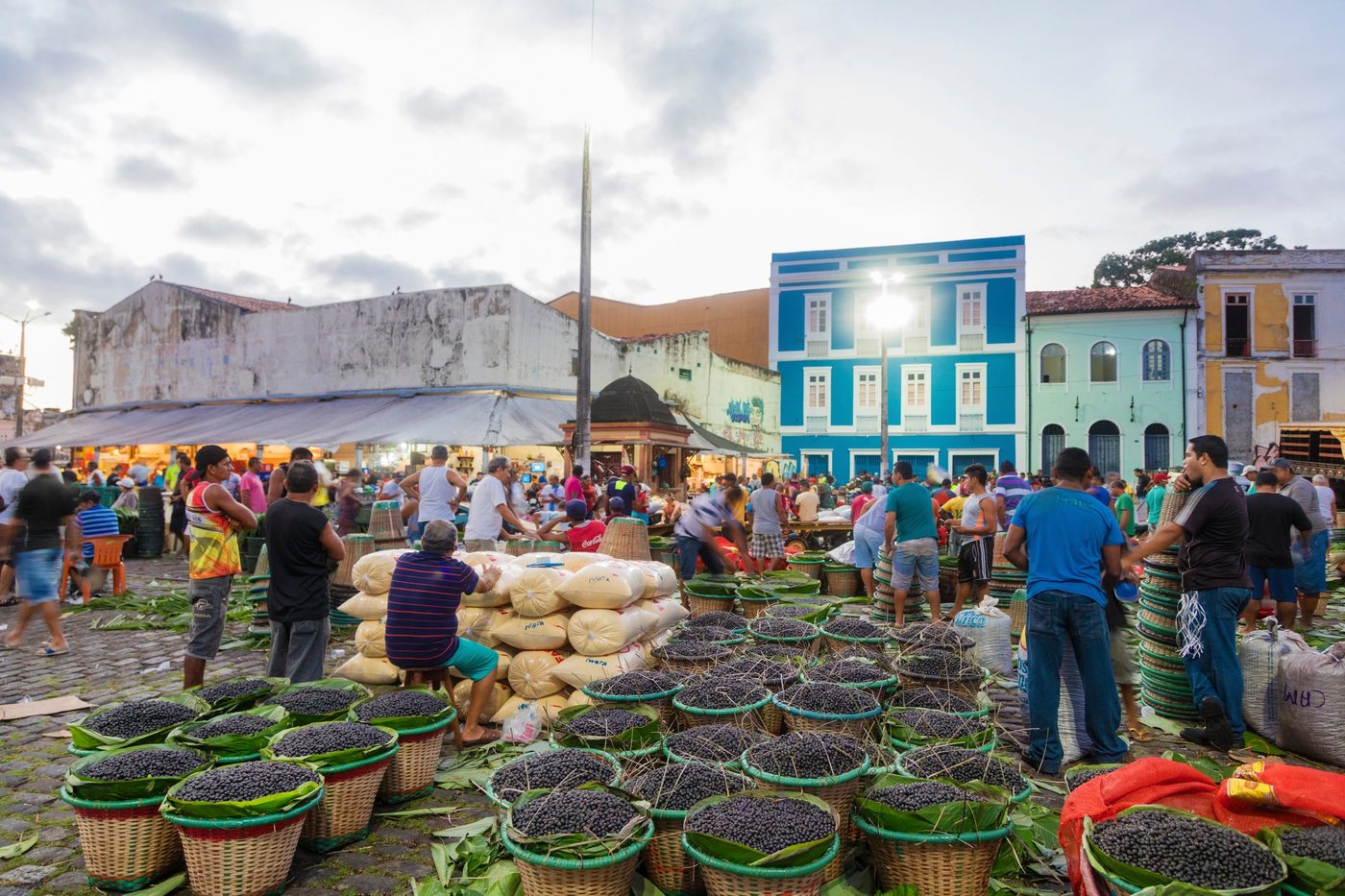 Markt mit Körben voller Açaí-Beeren in Brasilien